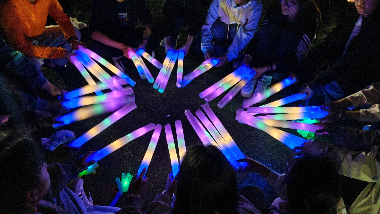 校团委校学生会成功举办“荧光青春 音乐夜跑”雨耕乐跑活动