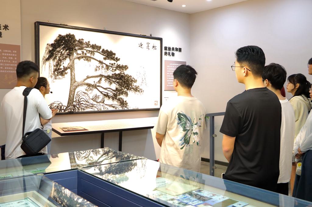 大铁画-迎客松.jpg