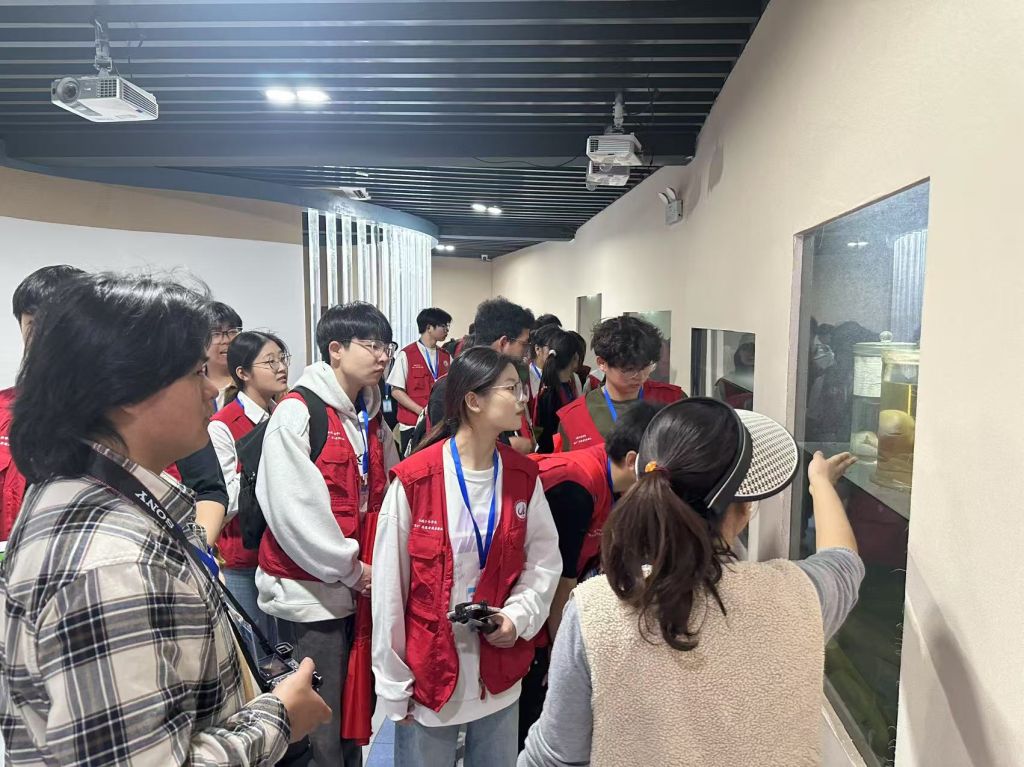 参观科普馆.jpg
