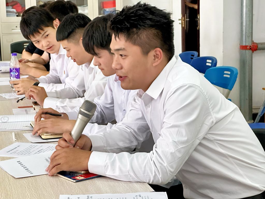 座谈男生.jpg