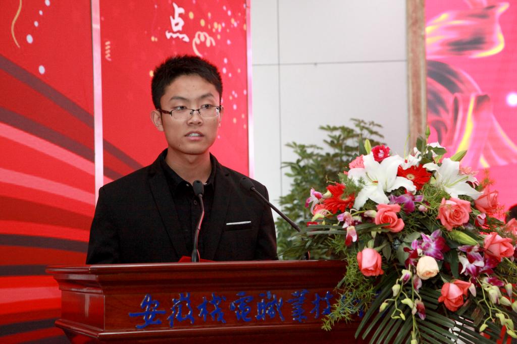 学生代表电气工程系2013级学生骆鹏发言